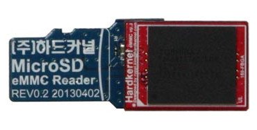 Adaptér pro konektor karty microSD, který umožňuje nahrát jiný systém. Akční nabídka platí pouze pro paměťový modul, adaptér lze zakoupit samostatně.