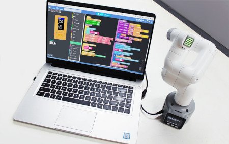 Ramenní robot myCobot M5 je naprogramován pomocí grafického editoru.