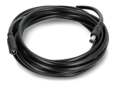 Černý a stočený elektrický drát leží na bílém pozadí.