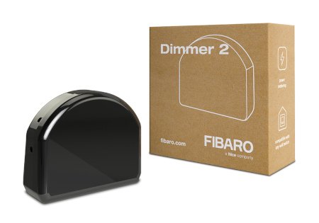 Inteligentní modul intenzity světla Fibaro v černém pouzdře leží na bílém pozadí s krabicí.