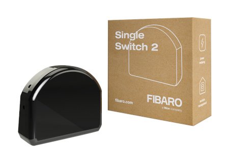 Černé relé Fibaro leží na bílém pozadí s krabicí.