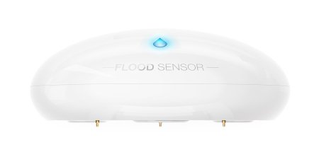 Bílý a kulatý Fibaro záplavový senzor leží na bílém pozadí.