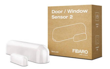 Bílý senzor otevírání dveří a oken Fibaro leží na bílém pozadí s krabičkou.